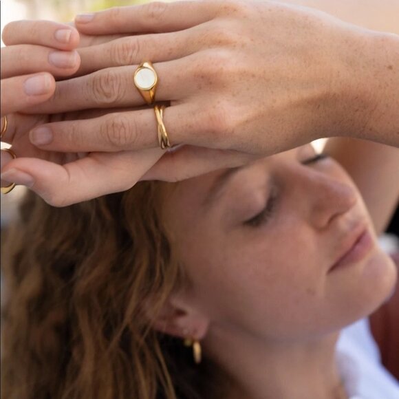 Gold Band Double Intertwined Crisscross Rings - Picture 7 of 8